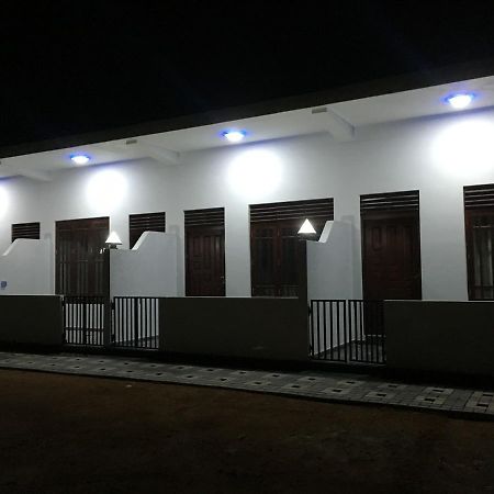 Sea Breeze Hotel Bentota Buitenkant foto
