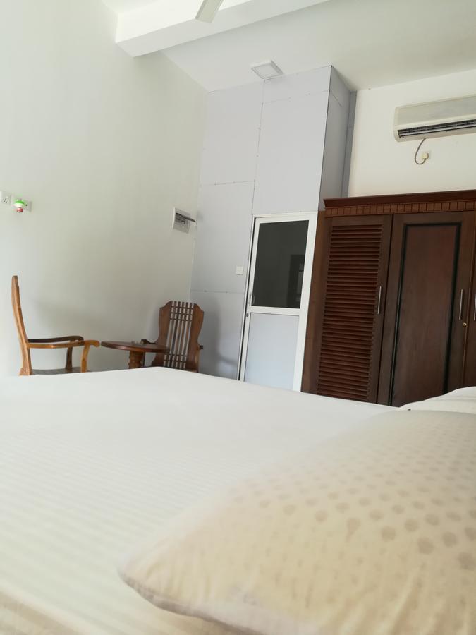 Sea Breeze Hotel Bentota Buitenkant foto