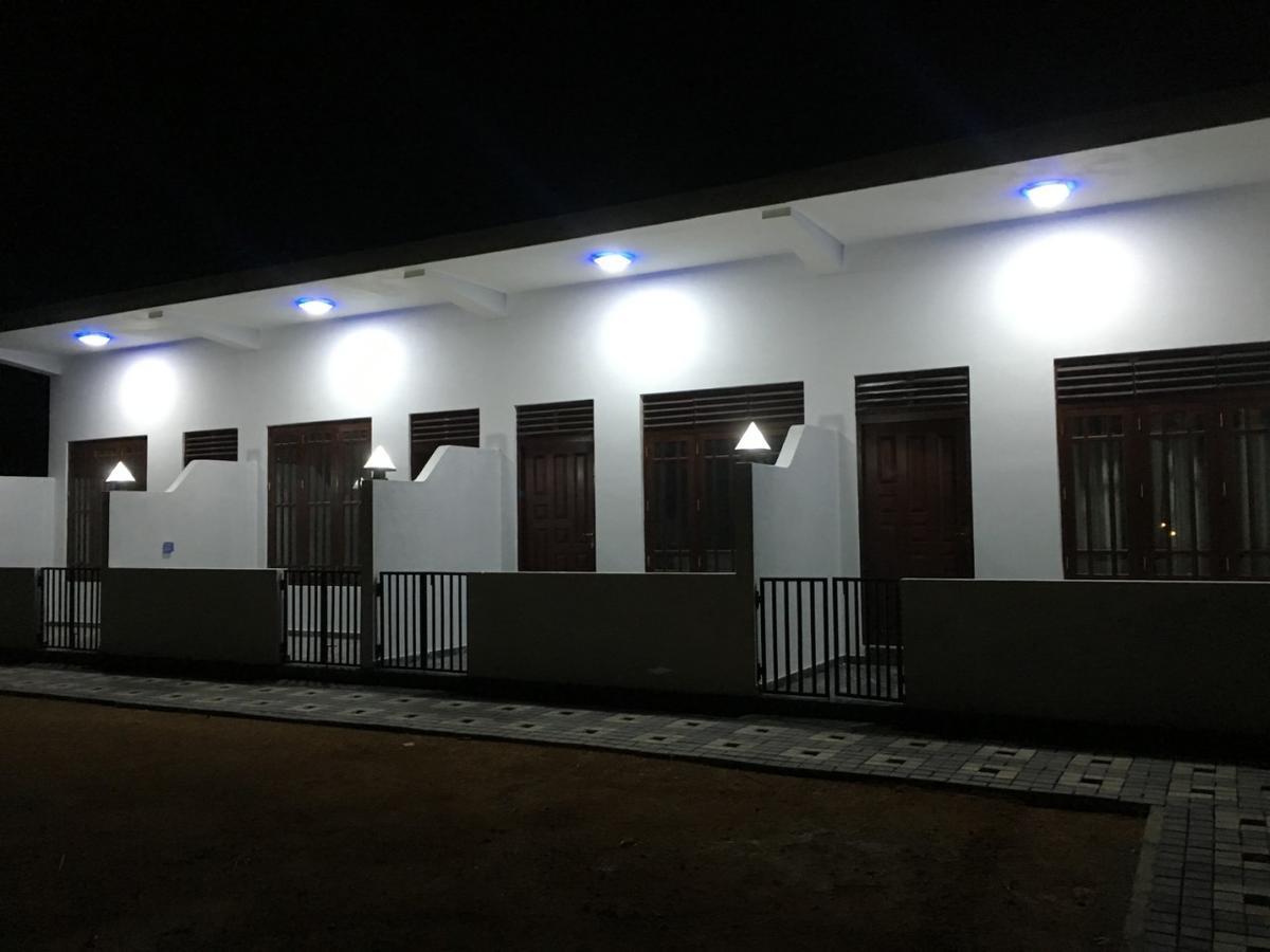 Sea Breeze Hotel Bentota Buitenkant foto