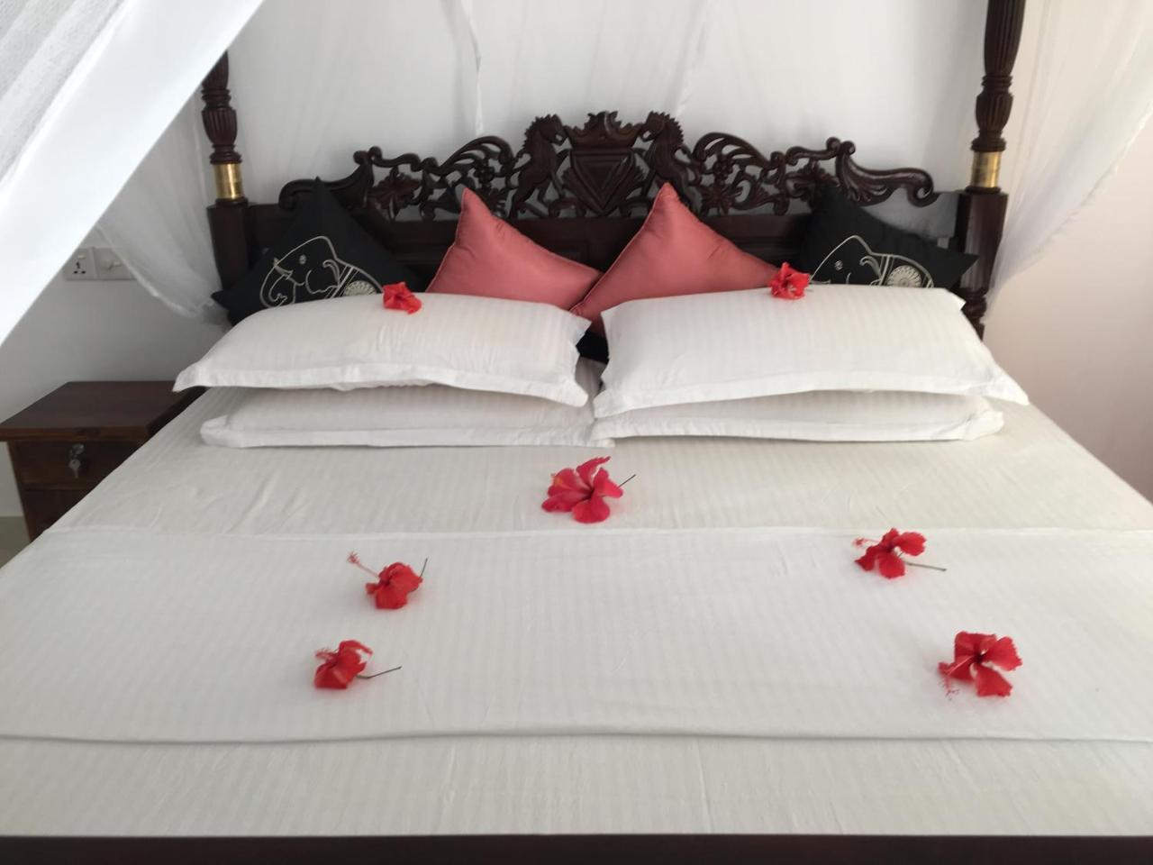 Sea Breeze Hotel Bentota Buitenkant foto