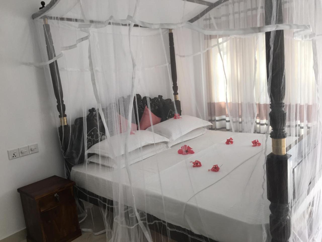 Sea Breeze Hotel Bentota Buitenkant foto