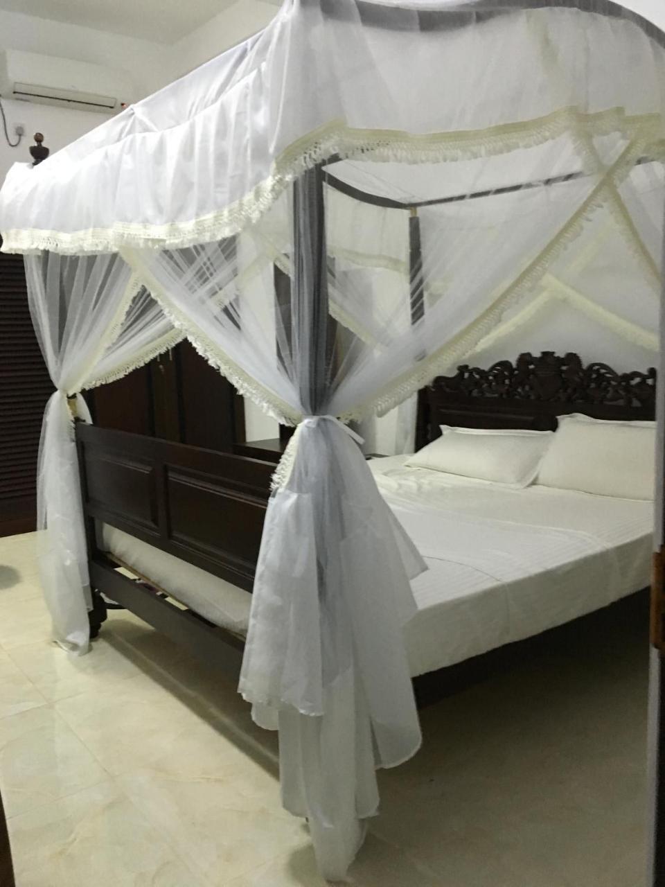 Sea Breeze Hotel Bentota Buitenkant foto